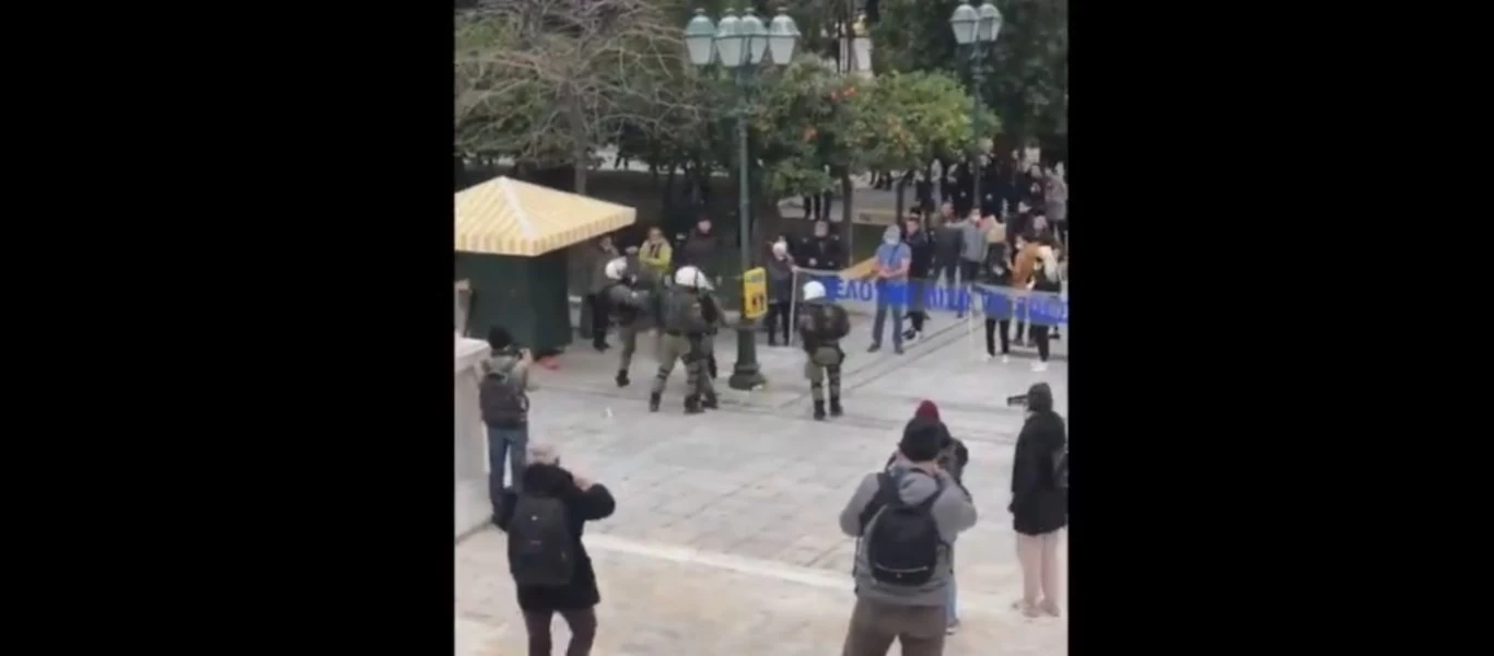 Βίντεο-ντοκουμέντο από το Σύνταγμα: Αστυνομικός κλωτσάει διαδηλώτρια κατά του lockdown